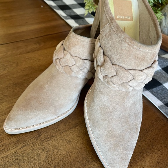 Dolce Vita Shoes - Dolce Vita Women's Tan Suede Mules